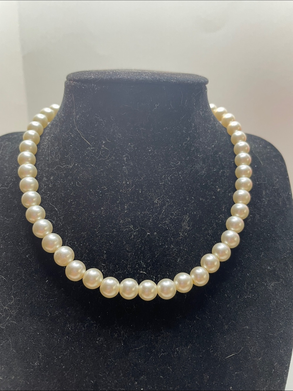 Stretchy Classic Faux Pearl Strand Necklace in Cream/White